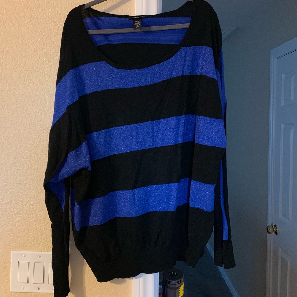 Long sleeve top.